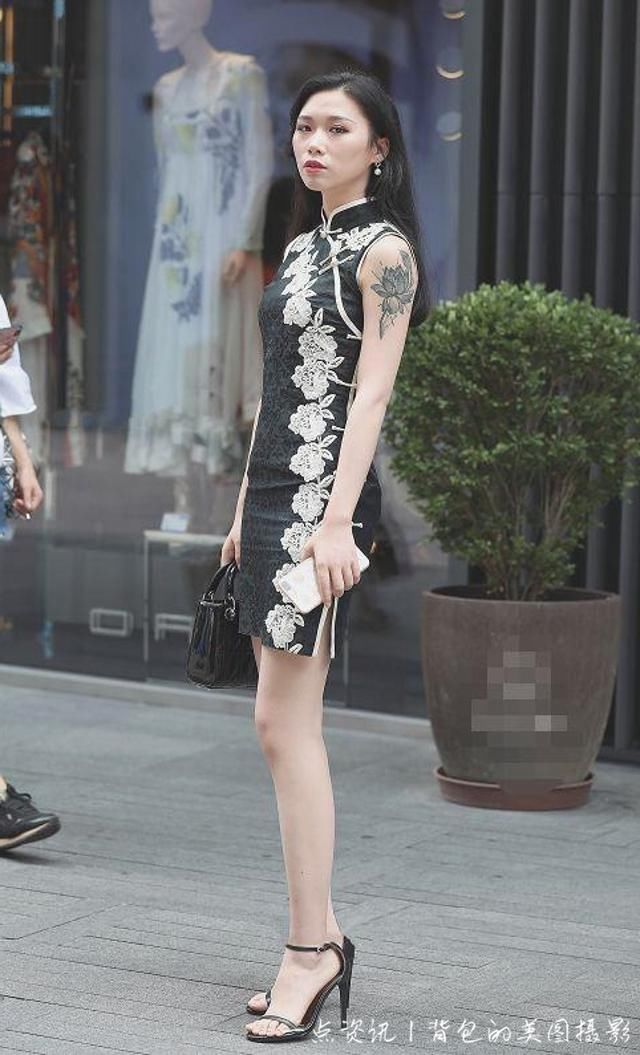 路人街拍,小姐姐打着伞漫步在雨中,满满的女人味