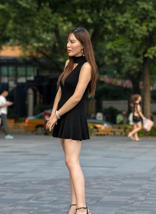 美女|美女的小黑裙火了,捋头发的那一刻,我们看到个啥