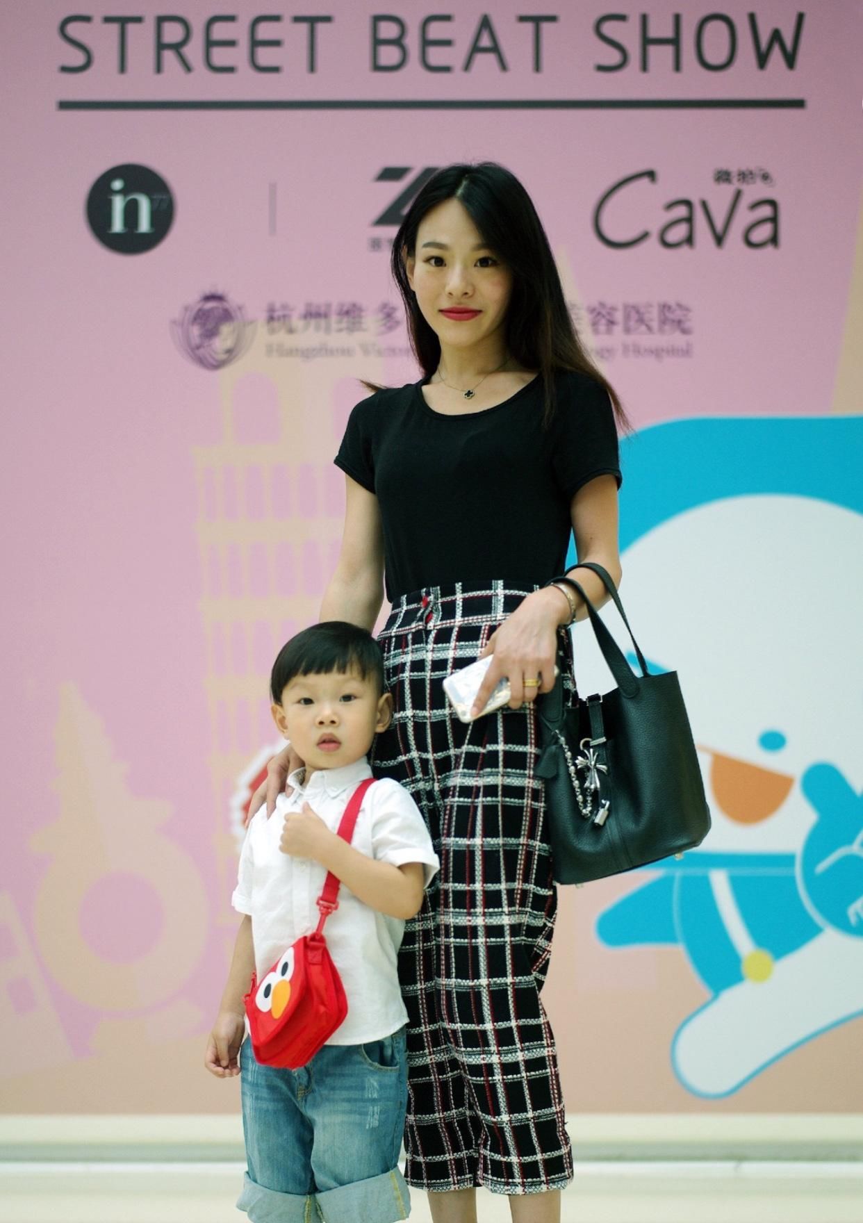 「上线」美女街拍:如果我消失了,谁会每天开着微信傻傻的等着我上线