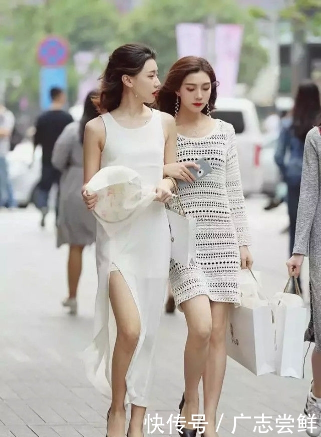 「 气质」羞涩可人的小姐姐，走路自带气质，凸显女神的魅力，路人街拍