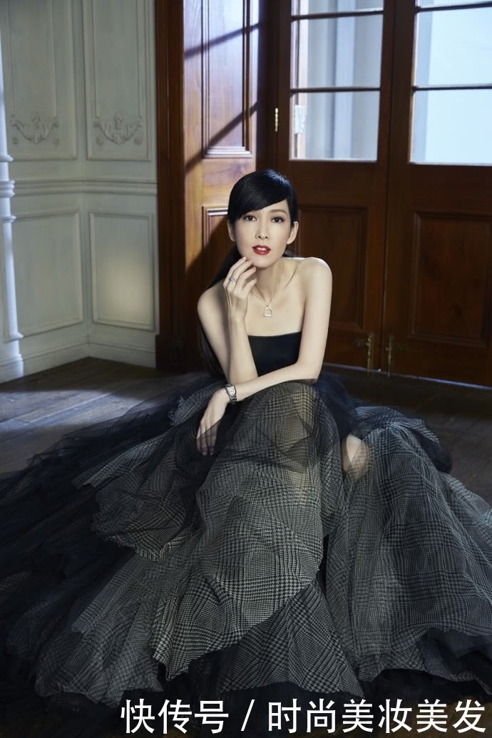 50岁周慧敏太狠了！裙子提到胸口处，衬衫都被挤变形了！