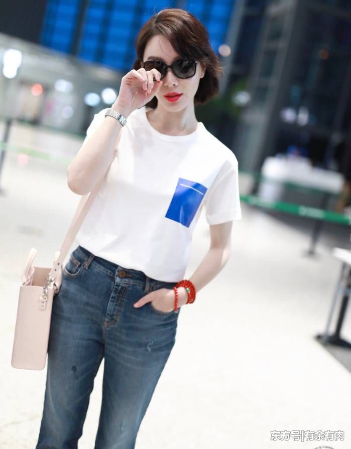 陈数短发太美了，白T搭牛仔裤像年轻20岁，都敢说她是大学生!