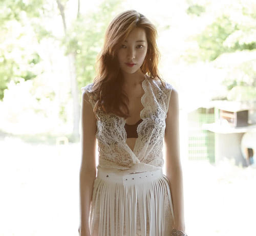 气质小姐姐蕾丝长裙大秀凹凸有致好身材，素面朝天更显精致