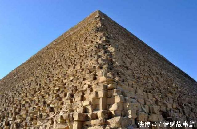 为什么金字塔不能乱爬呢一个外国游客好奇尝试，爬上去就后悔了