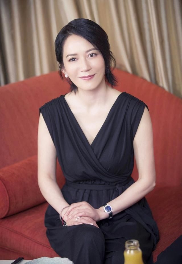 47岁俞飞鸿做客访谈，黑色礼服尽显优雅，不愧是冻龄女神！