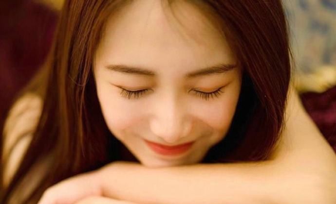 极品吊带睡衣美女慵懒性感写真图片