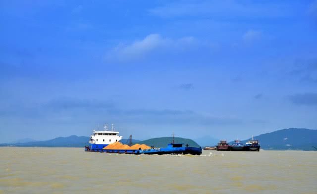  【湖泊】江西名气最大的一个湖泊，是中国第一大淡水湖，湖区有4