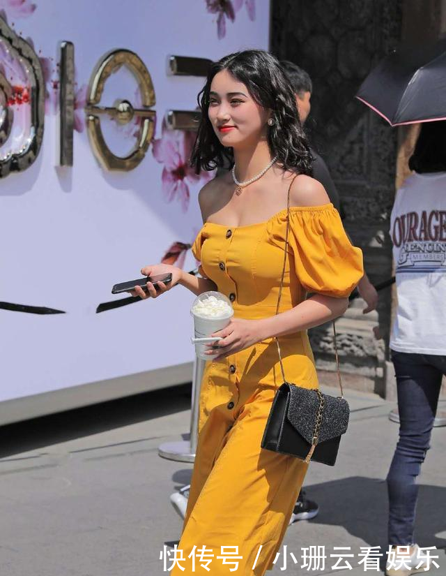  「气质」夏季怎么穿裙子？一条一字肩连衣裙清新显活力，轻松提升你的气质