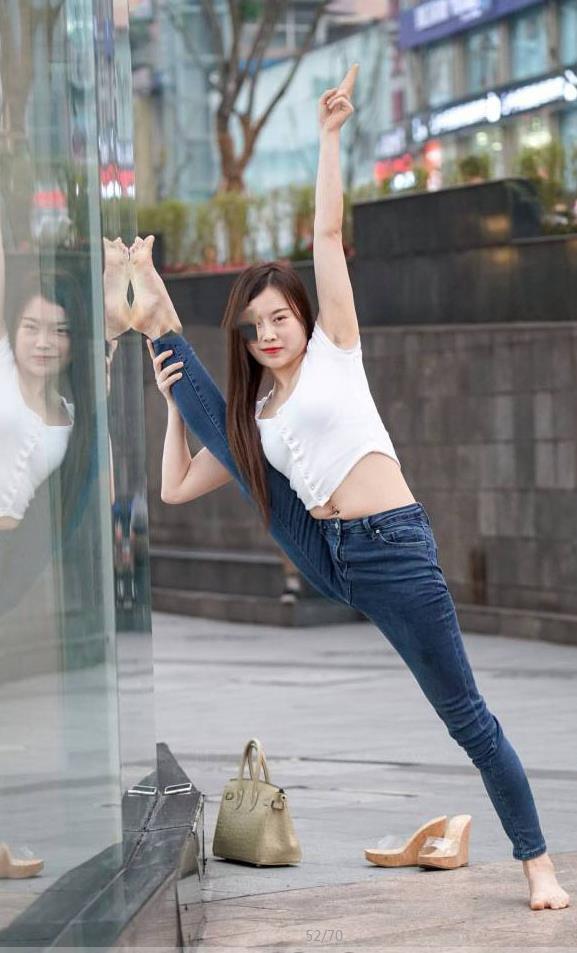 瑜伽小姐姐奶白色的裹胸勾勒波涛汹涌上围，一个姿势都能吸睛无数