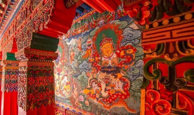 云南最大藏传佛教寺庙，被誉为“小布达拉宫”，犹如一座庄严古堡