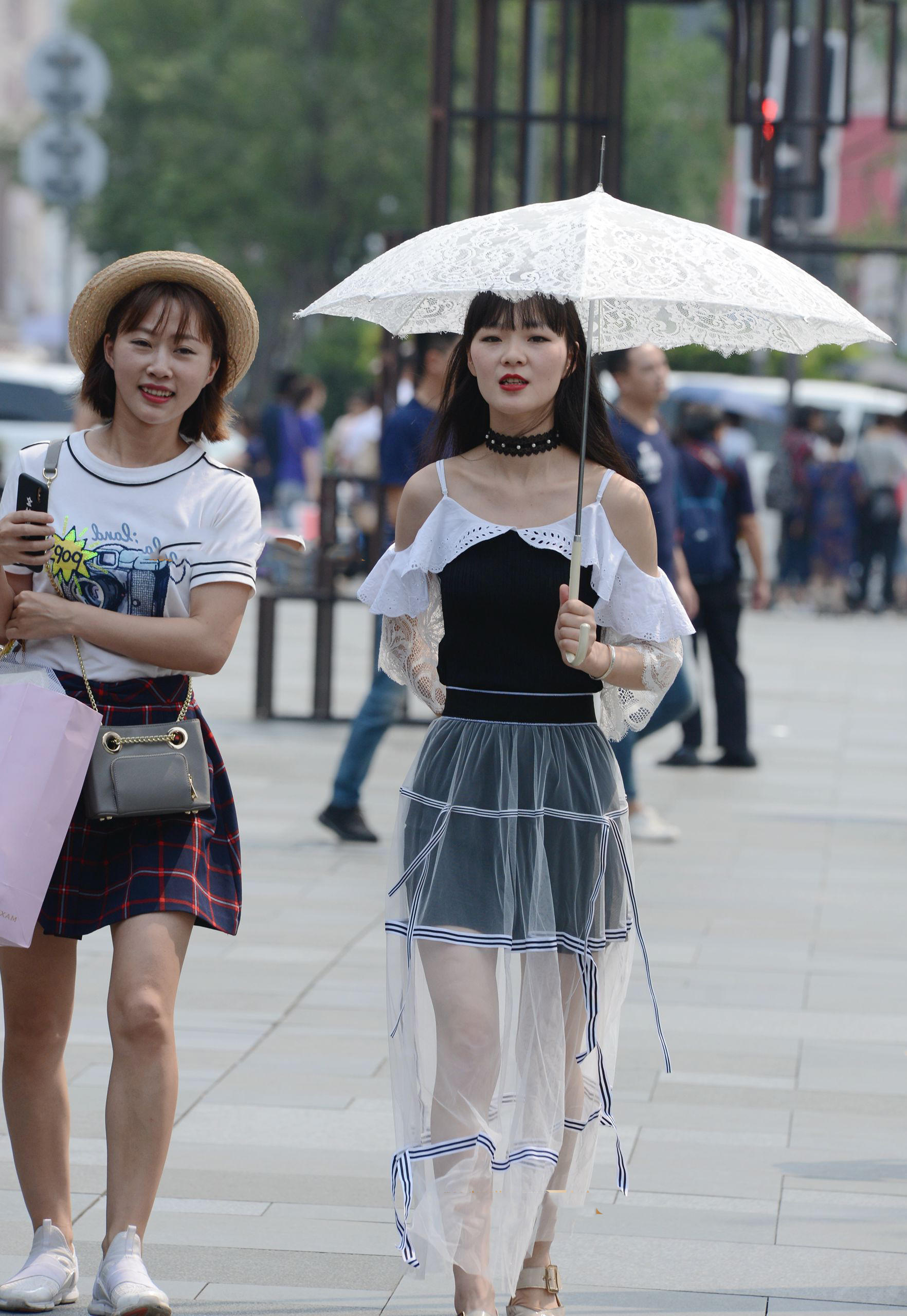 小姐姐穿着轻纱长裙，仿若纯纯少女，手持纯白镂花伞清纯妩媚