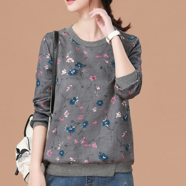 是跟真丝裙说拜拜时候了，今秋流行卫衣+短裤，走上街回头率爆表