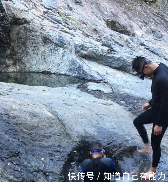 幽深的水潭底下，会有鱼吗小伙潜入水底，一探究竟