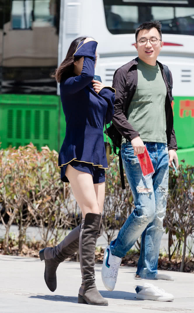 青春妩媚的小姐姐，一头齐肩发尽显成熟女生的轻舞风扬的感觉