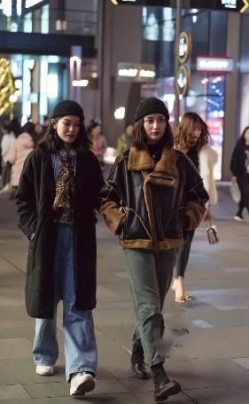  简直：路人街拍，姑娘不规则的白衬衫搭配这件高腰阔腿裤，简直完美