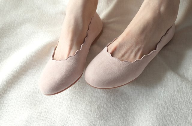 千万别因为美而忽视高跟鞋的危害，适合开车的平底鞋也可以很美