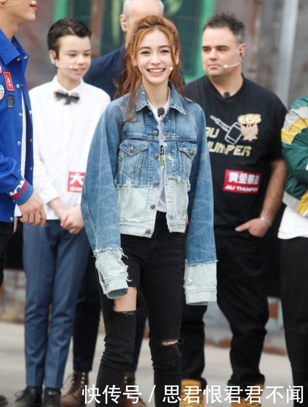 杨颖为了时尚太拼了，在裤子上挖了一个洞，瞬间得出“竹竿腿”！