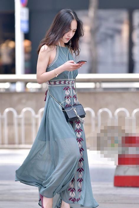  #美女下身#街拍：窈窕女生身材让人羡慕，这就是潮女们喜欢健身的原因？