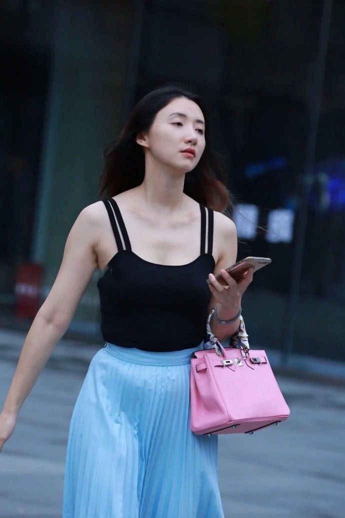 气质小姐姐双肩吊带显露白皙上围，飘飘长裙有种仙子临凡的感觉