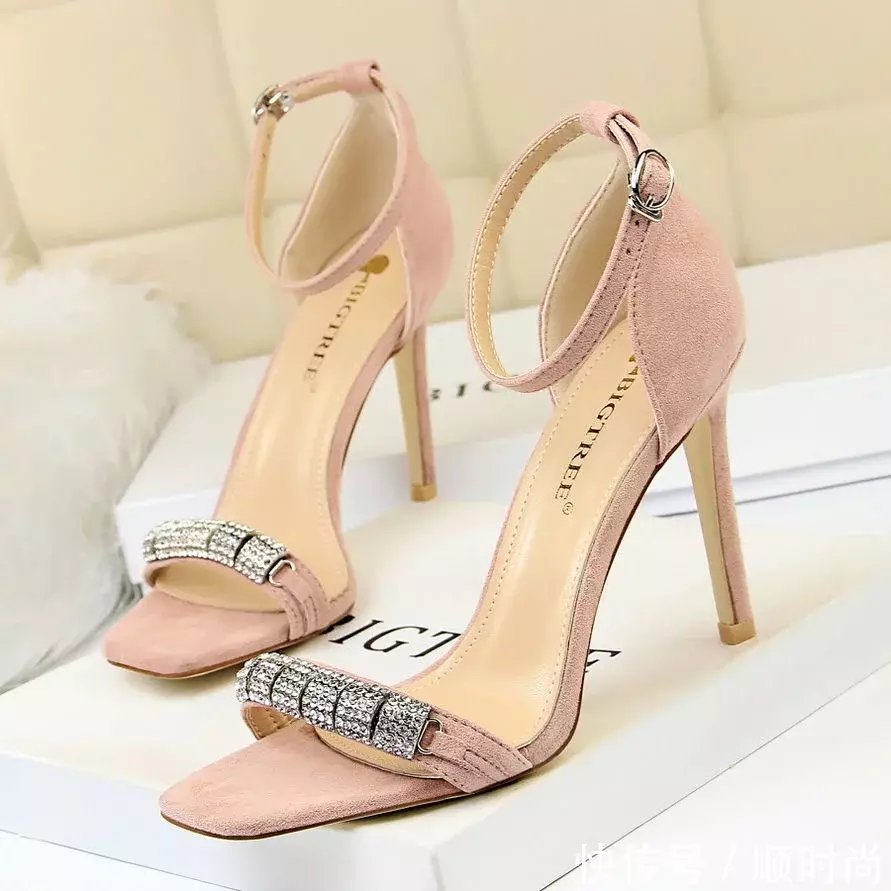 穿高跟鞋原来可以这样美！穿着舒适又大方，显高显女神范