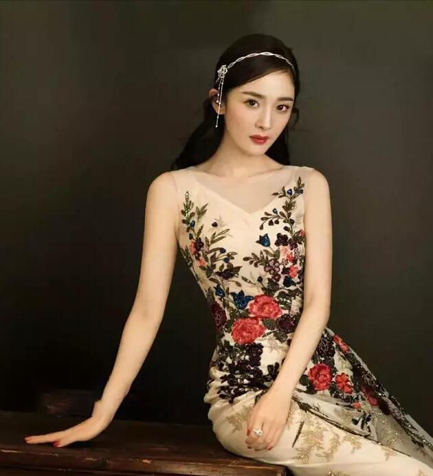  #碎花#“卫衣+牛仔裤”过时了,2020流行这3款碎花裙,半个娱乐圈都在穿