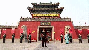  #大宋开封府清明颁新#开封府景区三月二十八日恢复演出
