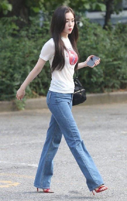 气质美女时尚穿搭牛仔裤,轻松搭配个性十足!