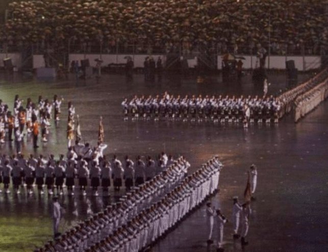 香港回归老照片:入港军队气势磅礴，市民冒雨欢迎解放军进驻