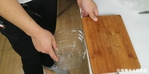  砧板|厨房油桶别扔，简单剪几刀，压砧板边，谁见了都夸