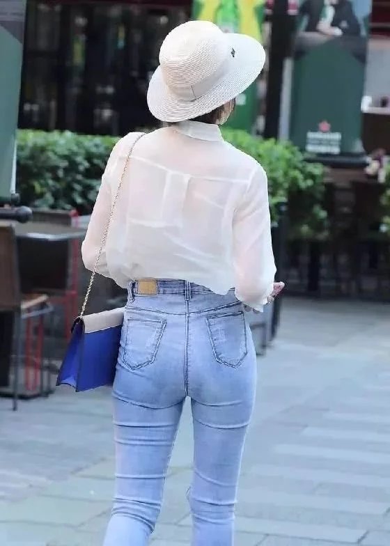 靓丽气质小姐姐，白色透视衬衫美搭淡蓝色高腰紧身牛仔裤，尽显朦