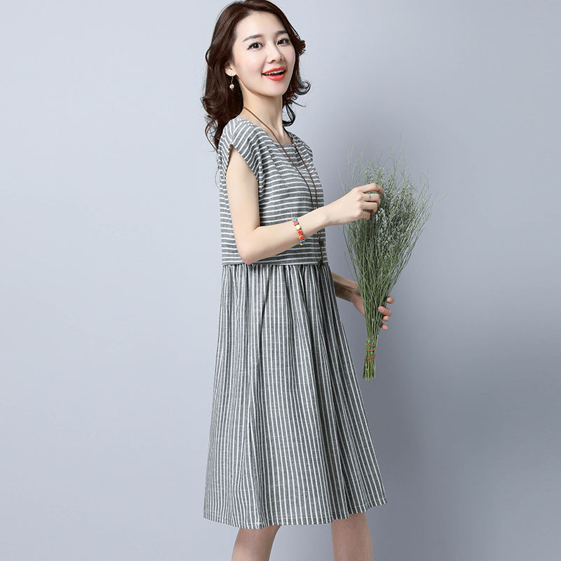 小姨嫌我穿打底裤太显胖，看完她的打扮，我愣住了