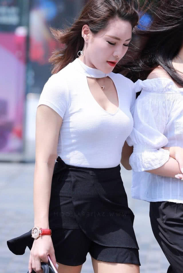 公司前台的小姐姐，穿了一件纯白色短袖，气质一点也不输于贵妇名