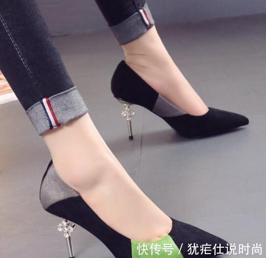 尖头修身高跟鞋，穿出性感的曼妙身姿，凸显好看的气质！