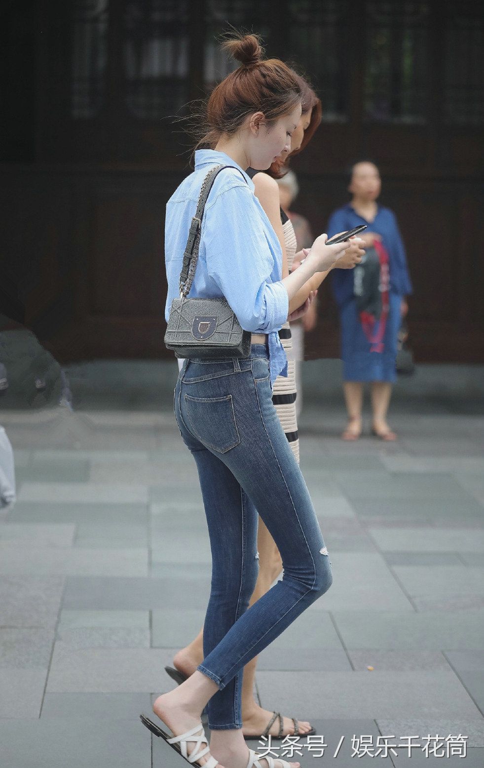 牛仔裤+衬衫打结的穿法尽显街头时尚