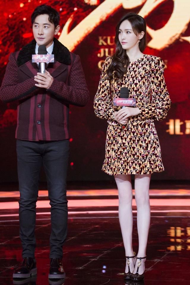 看到唐嫣的腿我沉默了，这才是真正的漫画腿吧!网友:羡慕罗晋!