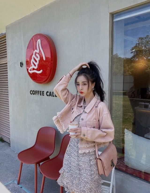样式:不挑人的春季小清新穿搭,穿出小女人的姿态,时尚精致又养眼