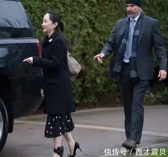 「脚铐」华为老总长女戴脚铐也优雅!神情淡定又从容,同父异母妹妹更迷人