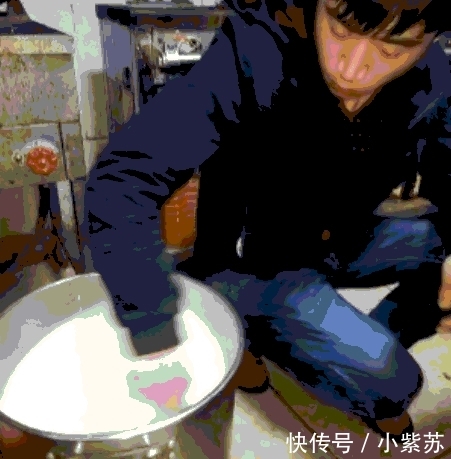 实拍: 小店的骨汤为什么这么白, 男子1分钟做出一锅, 网友: 良心
