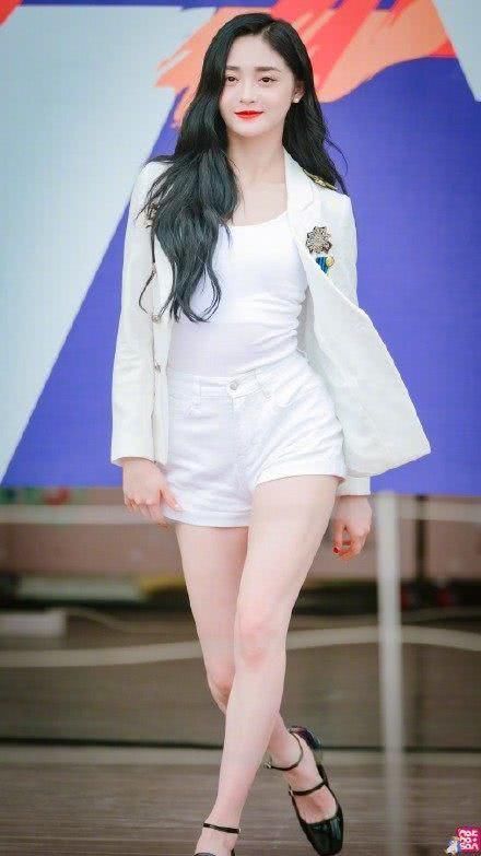 19岁周洁琼和20岁关晓彤同穿短裤,网友:筷子腿还是锥子腿一目了然