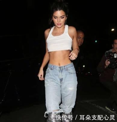 超模厉害了，肯豆毛衣下只穿“安全裤”，网友一般人驾驭不了！