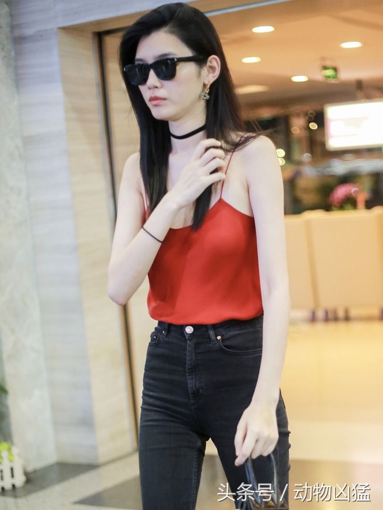 维密超模穿红色吊带 臀部下垂胸部平坦