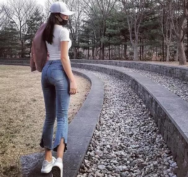 肤白貌美的牛仔裤小姐姐，身姿曼妙迷人，让人怦然心动！