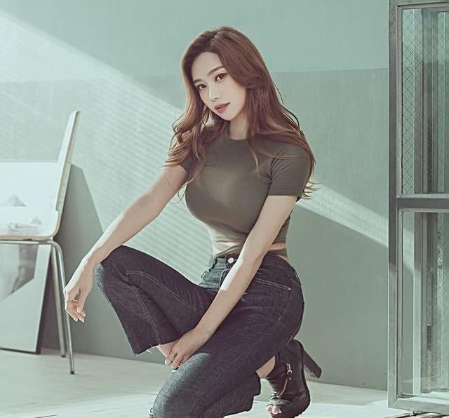 街拍路人，简洁优雅的时尚穿搭指南，展现出你自信大方的美!