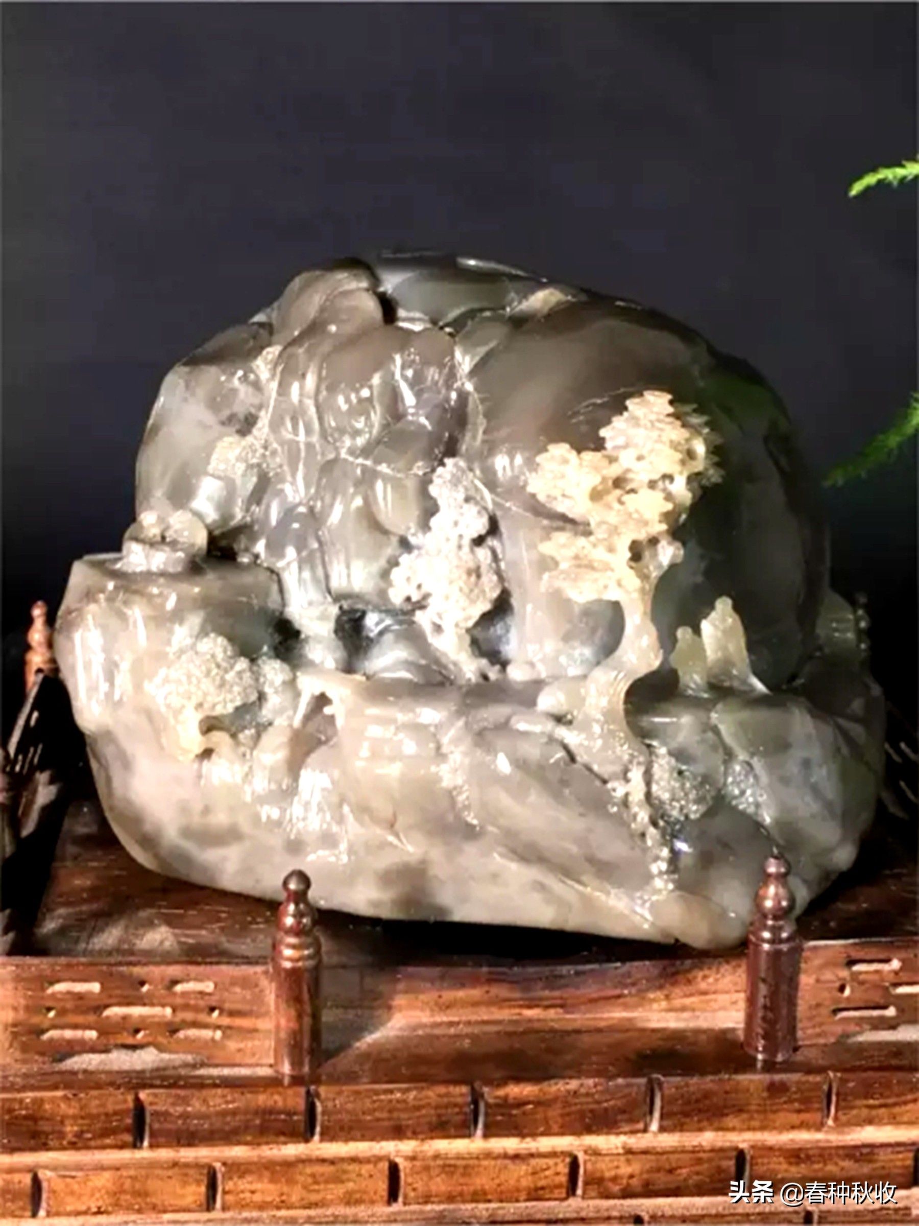 寿山石是我国的瑰宝，纯手工从内壁画出来，工艺非常精湛