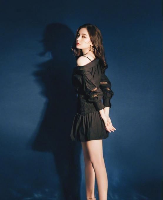 皮肤■有一种美的违规叫娜扎露香肩,皮肤光滑似牛奶,美的让人心动