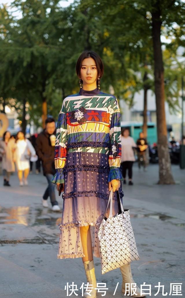  [粉色]街拍：美女皮粉色针织连衣短裙搭配深灰色短靴，柔美中带点利落！