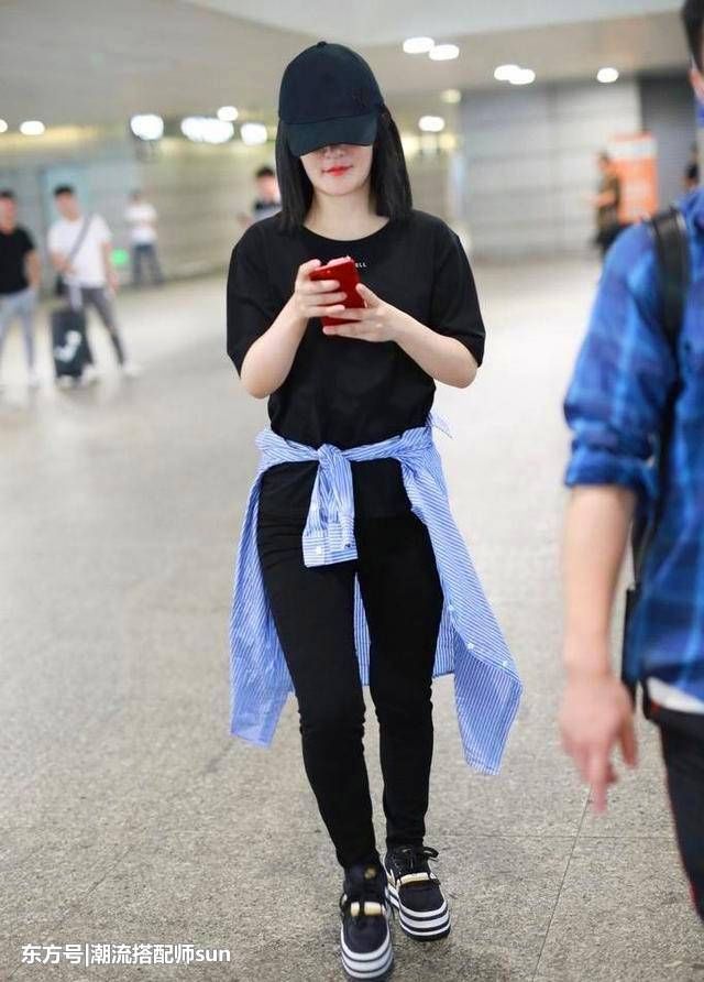 街拍:图1谢娜尴尬，衬衫绑腰间仍显胖!图2帅哥女朋友身材抢镜