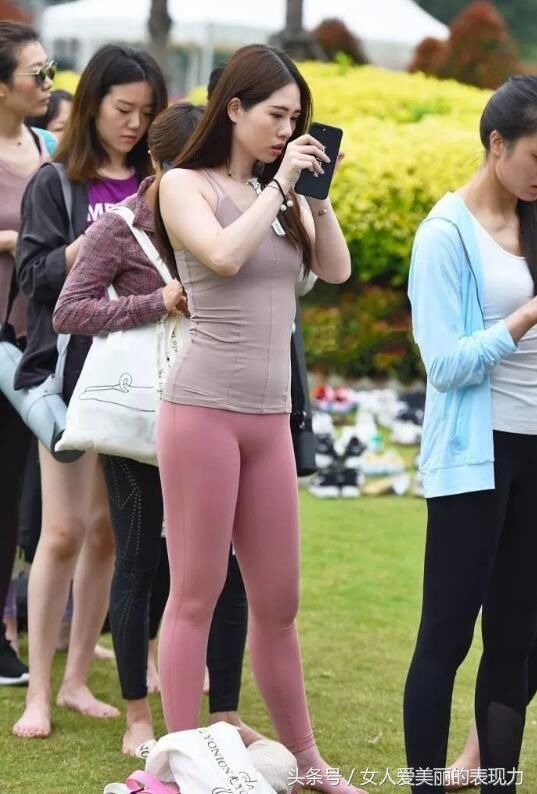 爱运动的姑娘喜欢穿打底裤，身材矫健的同时产生了很多美感