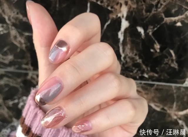  『镭射』春日美甲做起来，镭射美甲让颜色多变，“除了好看一无是处”