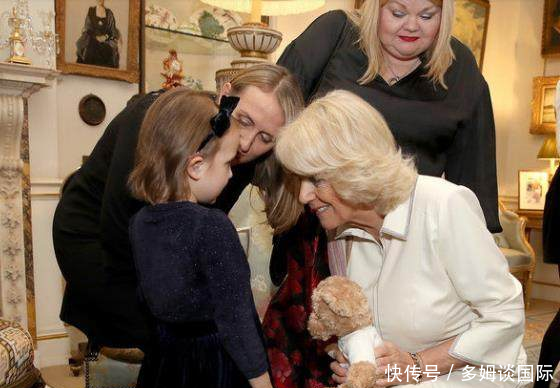 王妃蹲来了，凯特被赞优雅，梅根略显尴尬，卡米拉也有慈祥的时候